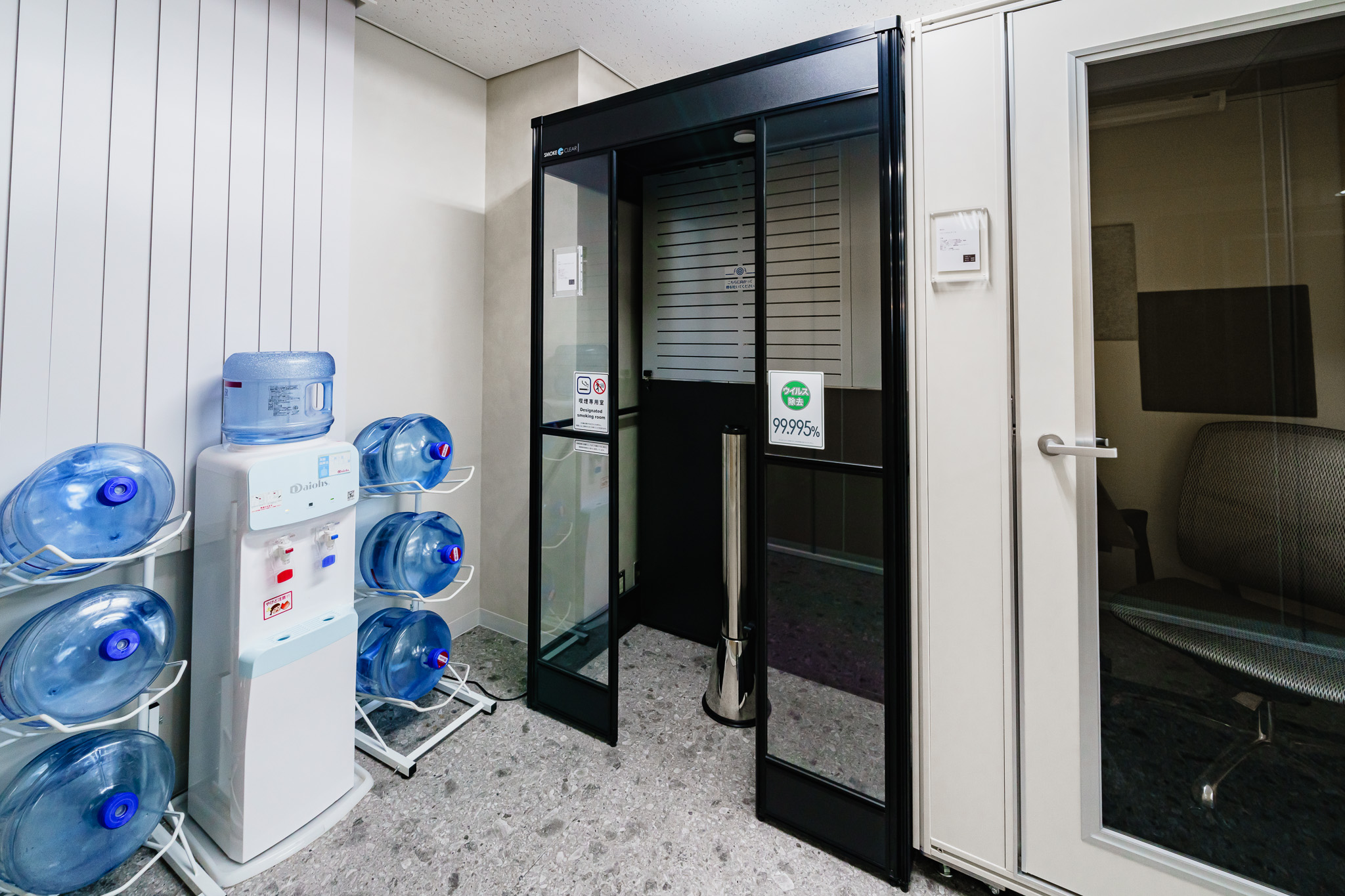 施工型パーティションの喫煙ブース（喫煙用集塵/脱臭機） - 間仕切.jp