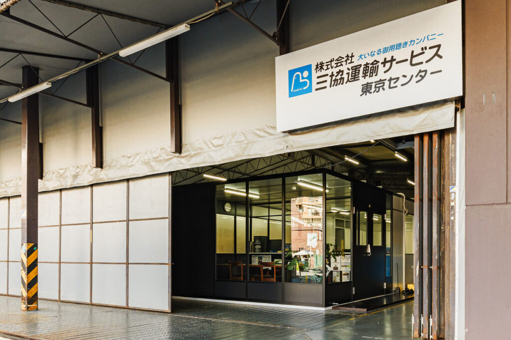 かつての工場内仕切りは、単なる「防塵」や「ゾーニング」が主目的でした。しかし現在、施工業者様が提案すべき需要は高度化しています。