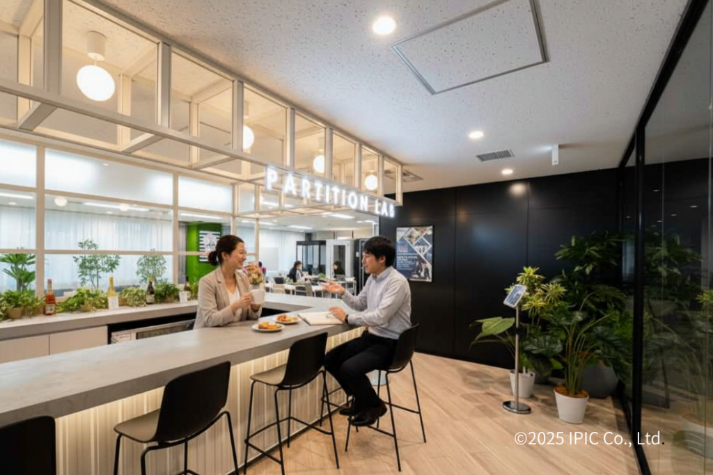 従業員の心身の健康、すなわちウェルビーイングの重要性が高まる中で、オフィスの快適性もかつてないほど重視されています。今やオフィスには、「カフェやホテルのような快適さ」が新たな標準として求められているのです。